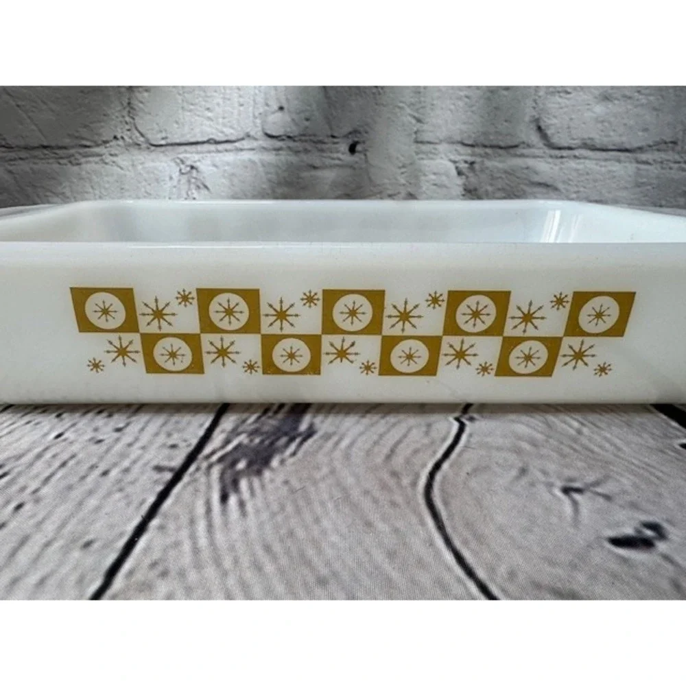 Fire King ANCHOR HOCKING Casserole Dish Atomic Star‎ Glow 7 X 12 Inch White Milk